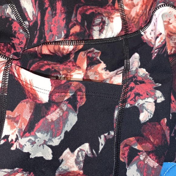 Victoria’s Secret Black Rose Tease Floral Knockout Leggings - Picture 7 of 9